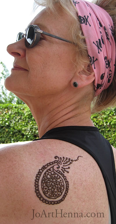 lady with shoulder flower henna design